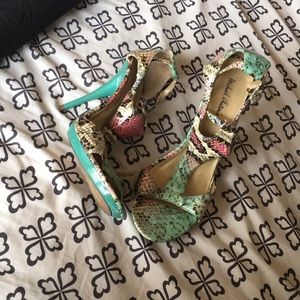 A pair of 8 1/2 Michael Antonio heels